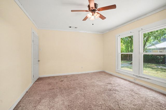 407 W 4th Street, Kaufman, TX 75142