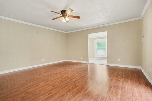 407 W 4th Street, Kaufman, TX 75142