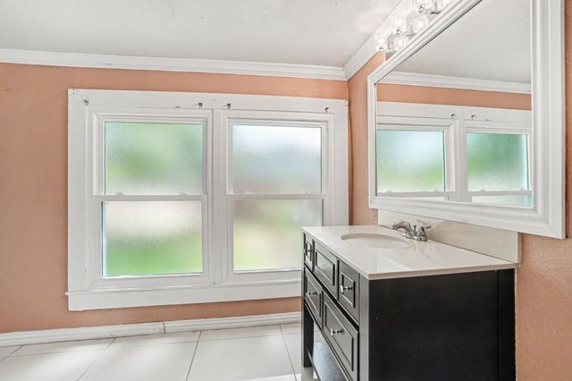 407 W 4th Street, Kaufman, TX 75142