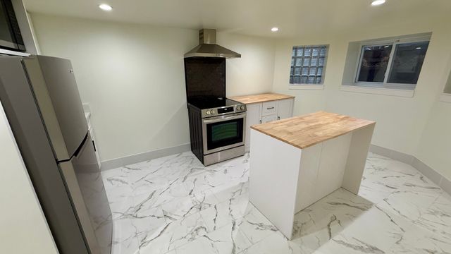 1906 W 34th Place G, Chicago, IL 60608