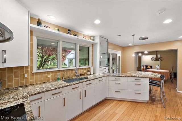 30400 Woodhaven Lane, Beverly Hills, MI 48025