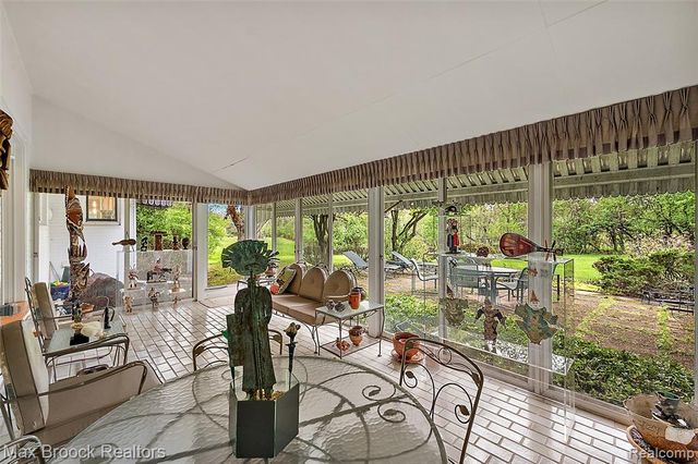 30400 Woodhaven Lane, Beverly Hills, MI 48025