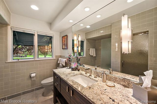 30400 Woodhaven Lane, Beverly Hills, MI 48025