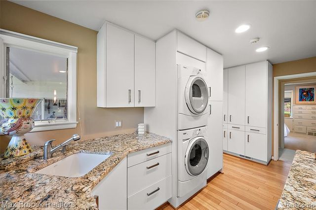 30400 Woodhaven Lane, Beverly Hills, MI 48025