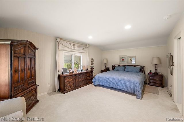 30400 Woodhaven Lane, Beverly Hills, MI 48025