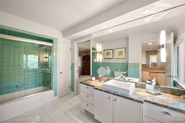 30400 Woodhaven Lane, Beverly Hills, MI 48025