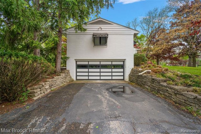 30400 Woodhaven Lane, Beverly Hills, MI 48025