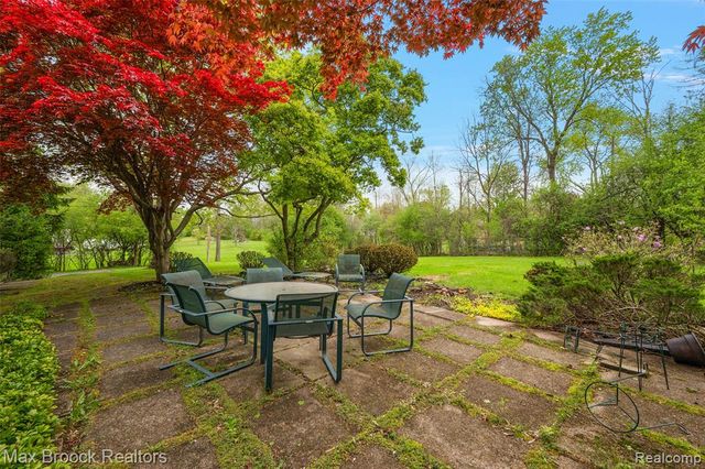 30400 Woodhaven Lane, Beverly Hills, MI 48025