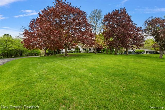 30400 Woodhaven Lane, Beverly Hills, MI 48025