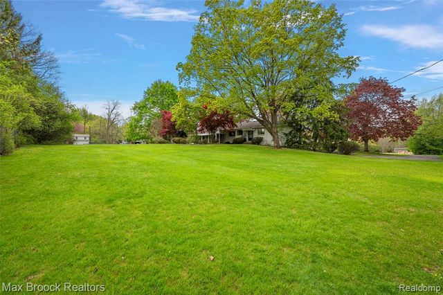 30400 Woodhaven Lane, Beverly Hills, MI 48025