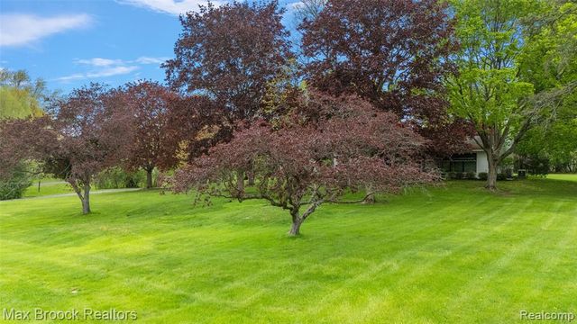 30400 Woodhaven Lane, Beverly Hills, MI 48025