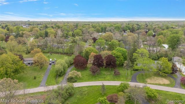 30400 Woodhaven Lane, Beverly Hills, MI 48025