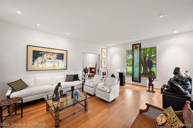 30400 Woodhaven Lane, Beverly Hills, MI 48025