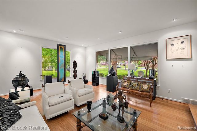 30400 Woodhaven Lane, Beverly Hills, MI 48025