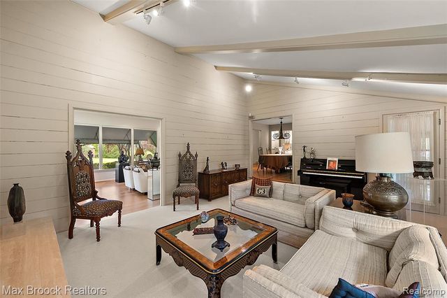 30400 Woodhaven Lane, Beverly Hills, MI 48025