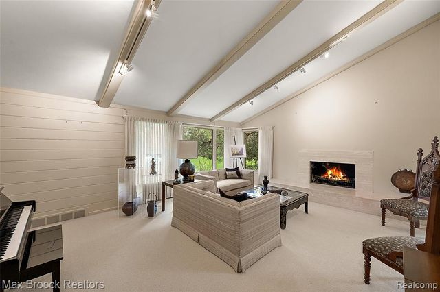 30400 Woodhaven Lane, Beverly Hills, MI 48025