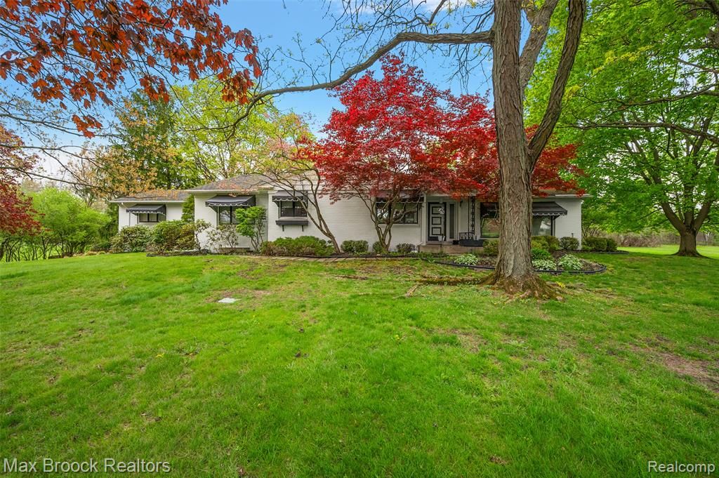 30400 Woodhaven Lane, Beverly Hills, MI 48025