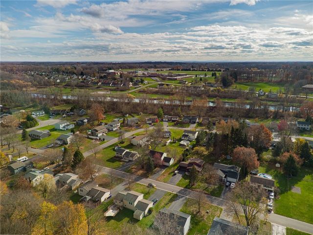 72 Thistlewood Lane, Ogden, NY 14559