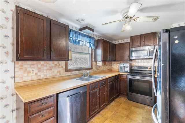 72 Thistlewood Lane, Ogden, NY 14559