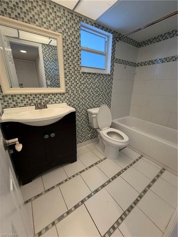 190 Turtle Lake CT 307, Naples, FL 34105