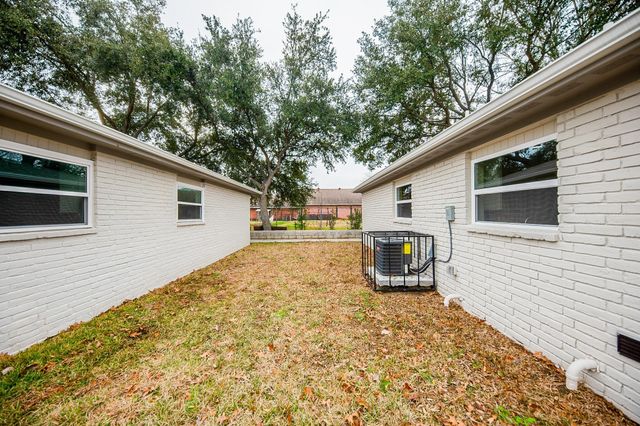 5042 Mallow Street B, Houston, TX 77033