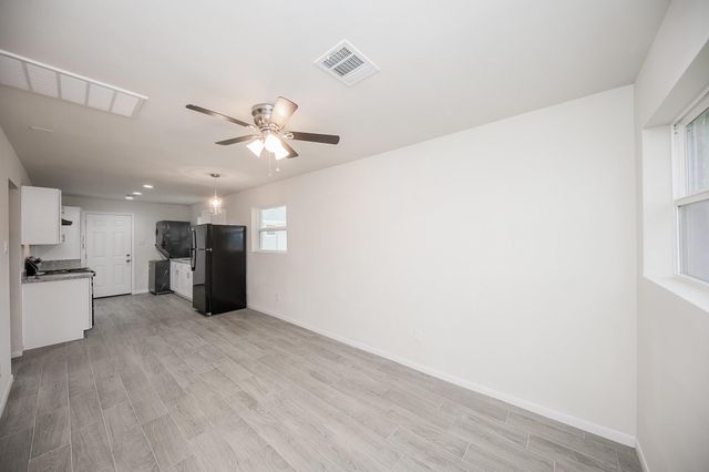 5042 Mallow Street B, Houston, TX 77033
