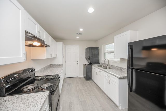 5042 Mallow Street B, Houston, TX 77033