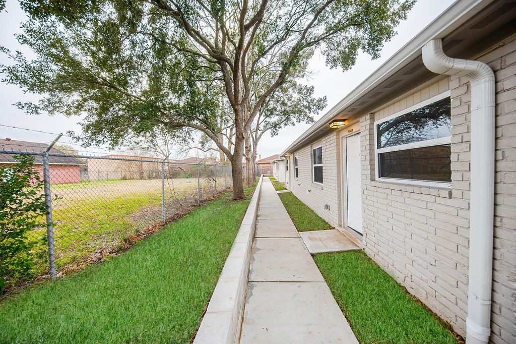 5042 Mallow Street B, Houston, TX 77033