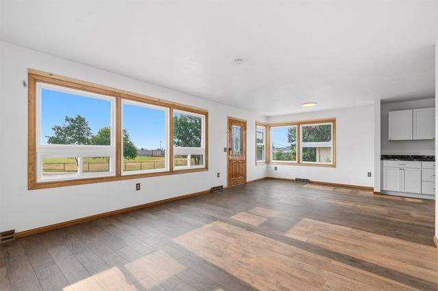 1231 NW 7th St, Minot, ND 58703