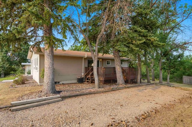 1231 NW 7th St, Minot, ND 58703
