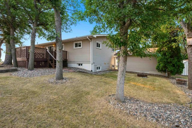 1231 NW 7th St, Minot, ND 58703