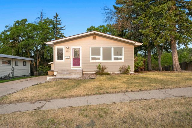 1231 NW 7th St, Minot, ND 58703