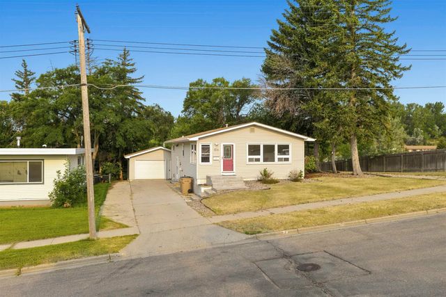 1231 NW 7th St, Minot, ND 58703