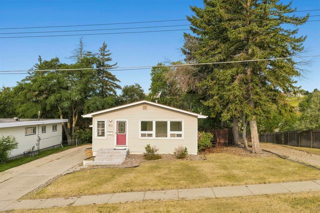 1231 NW 7th St, Minot, ND 58703