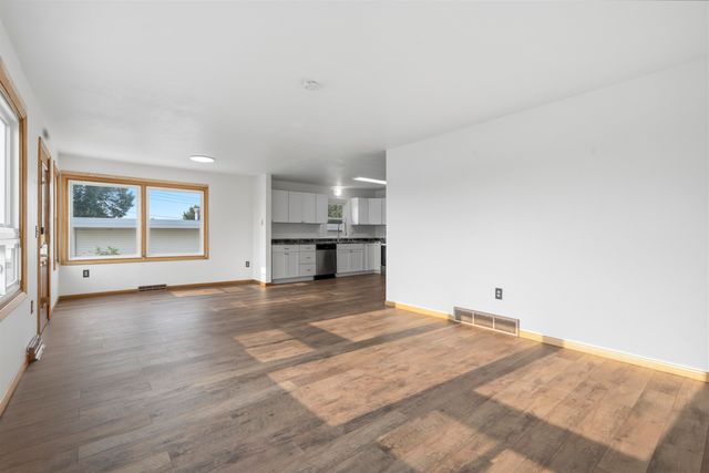 1231 NW 7th St, Minot, ND 58703