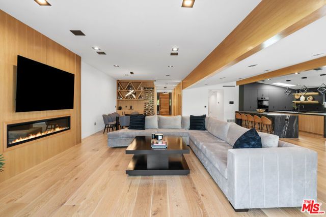 23283 Erwin Street, Woodland Hills (los Angeles), CA 91367