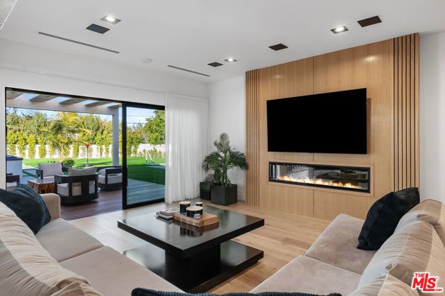 23283 Erwin Street, Woodland Hills (los Angeles), CA 91367