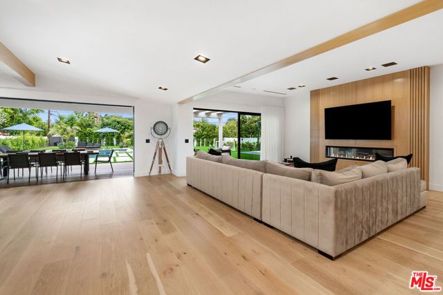 23283 Erwin Street, Woodland Hills (los Angeles), CA 91367