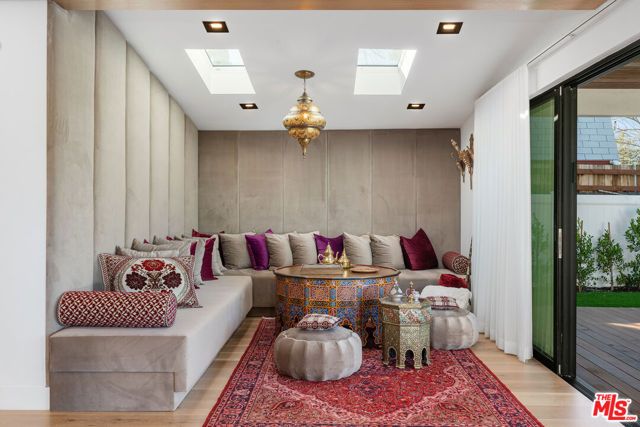 23283 Erwin Street, Woodland Hills (los Angeles), CA 91367