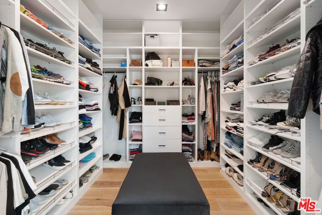 23283 Erwin Street, Woodland Hills (los Angeles), CA 91367