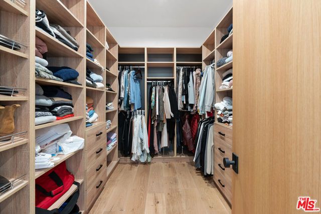 23283 Erwin Street, Woodland Hills (los Angeles), CA 91367