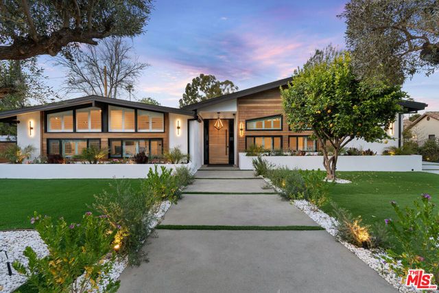 23283 Erwin Street, Woodland Hills (los Angeles), CA 91367