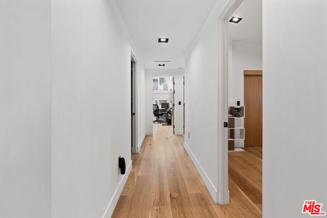 23283 Erwin Street, Woodland Hills (los Angeles), CA 91367