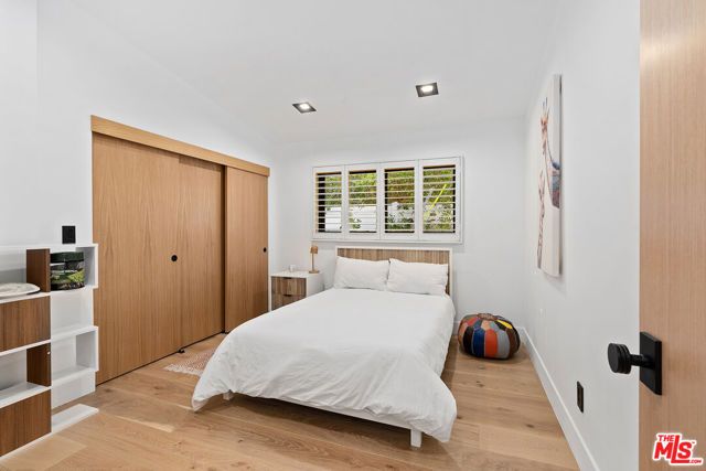 23283 Erwin Street, Woodland Hills (los Angeles), CA 91367