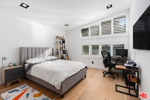 23283 Erwin Street, Woodland Hills (los Angeles), CA 91367