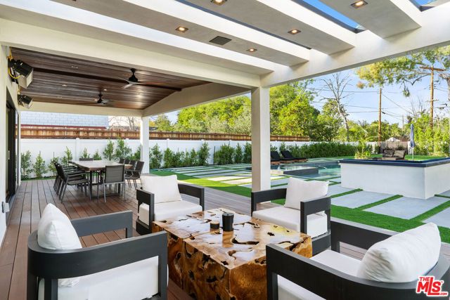 23283 Erwin Street, Woodland Hills (los Angeles), CA 91367