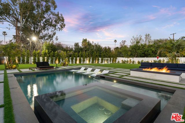 23283 Erwin Street, Woodland Hills (los Angeles), CA 91367