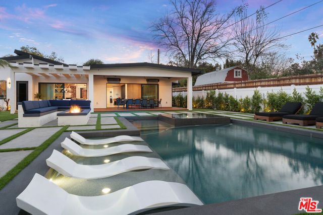 23283 Erwin Street, Woodland Hills (los Angeles), CA 91367