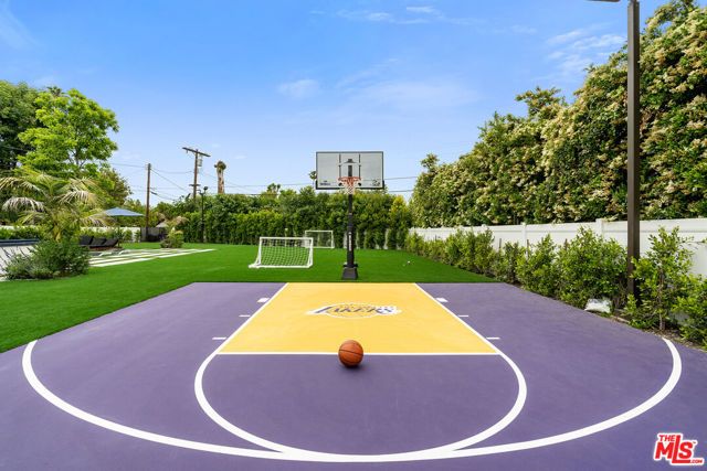 23283 Erwin Street, Woodland Hills (los Angeles), CA 91367