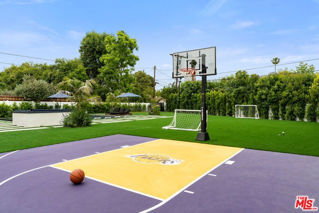 23283 Erwin Street, Woodland Hills (los Angeles), CA 91367